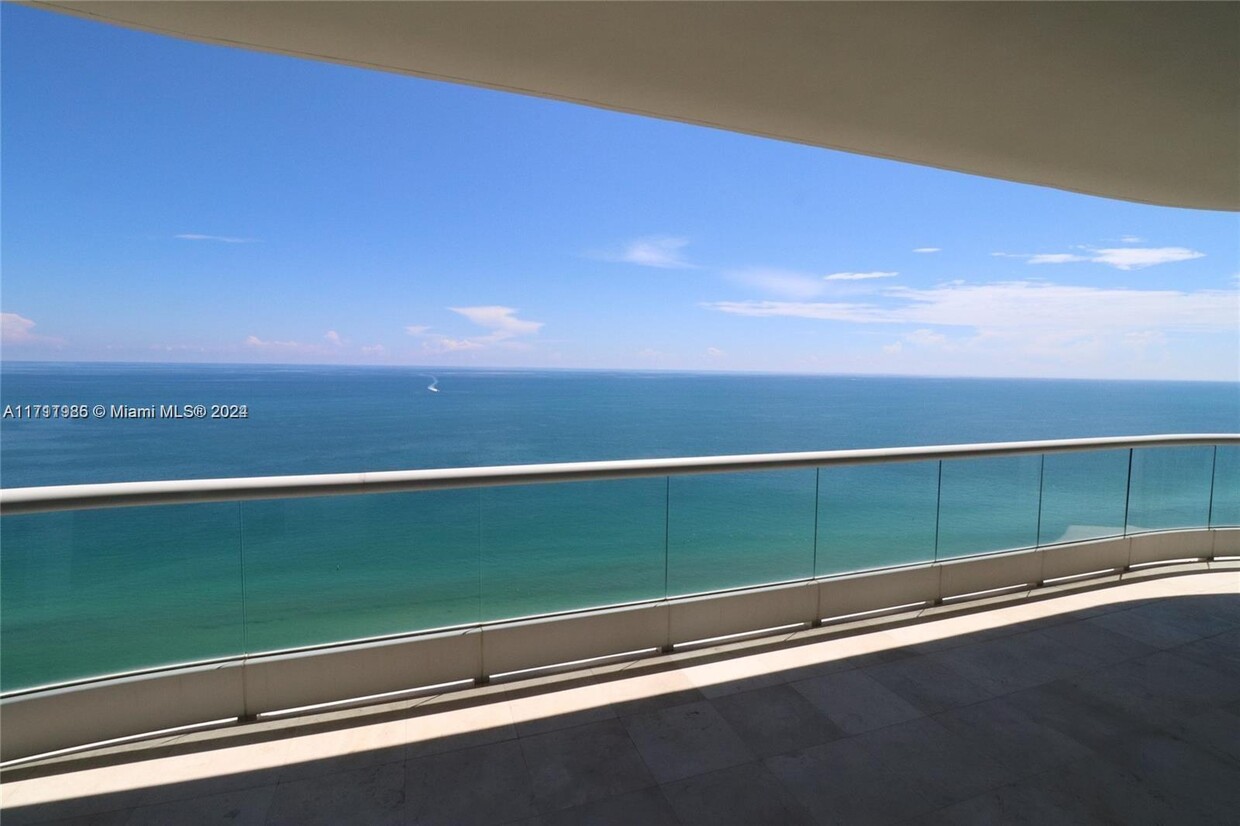 Foto principal - 16047 Collins Ave