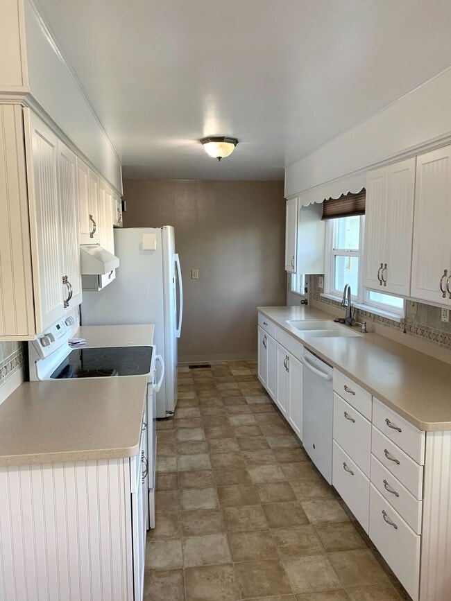 Building Photo - Four Bedroom, Two and Half Bath with a Large Yard to enjoy!!