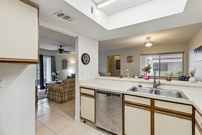 Foto del edificio - 2554 Lakeway Branch Dr
