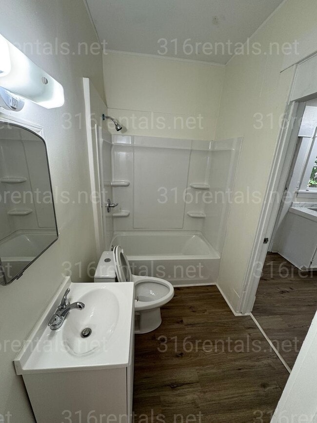 Building Photo - $800 - 2 bedroom/ 1 bathroom - Multi Famil...
