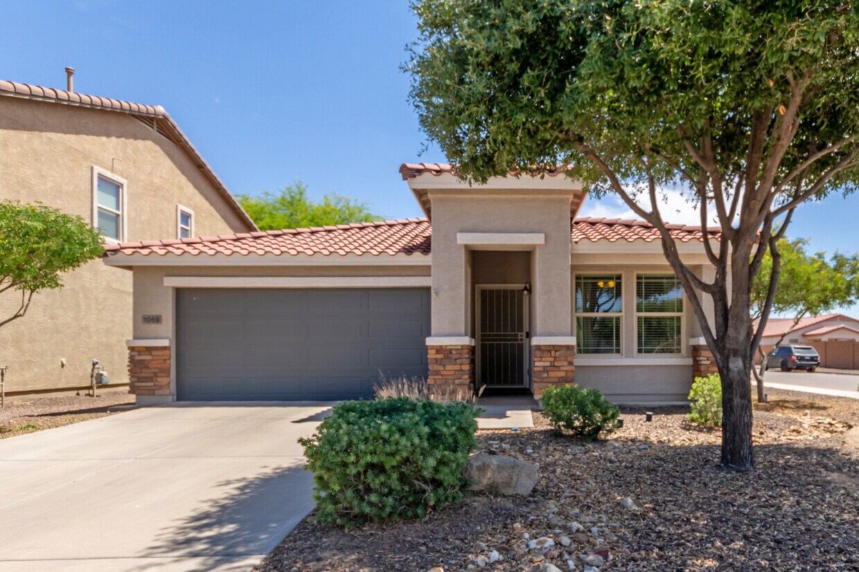 Foto principal - 1069 E Kelsi Ave