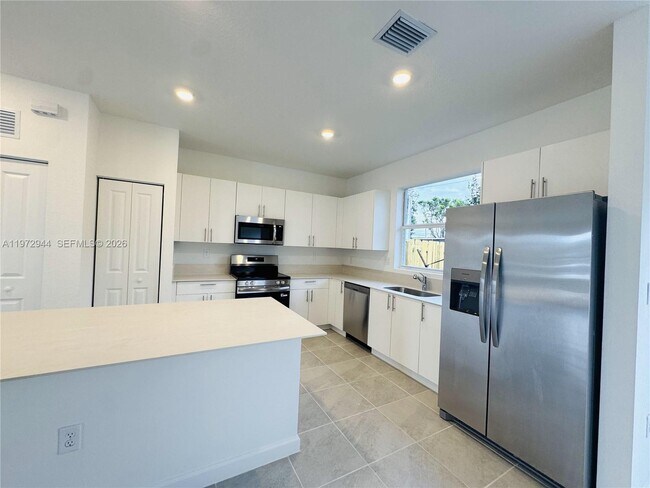 Building Photo - 223 NW 11th Ct