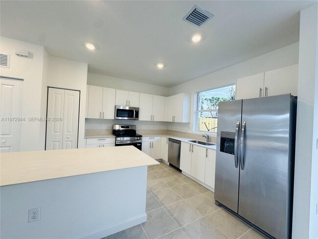 Foto del edificio - 223 NW 11th Ct