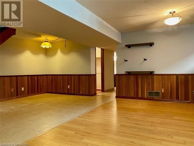 Building Photo - 159 Sunpoint Crescent