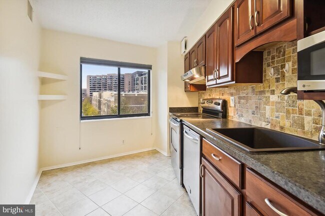 Foto del edificio - 1600 N Oak St