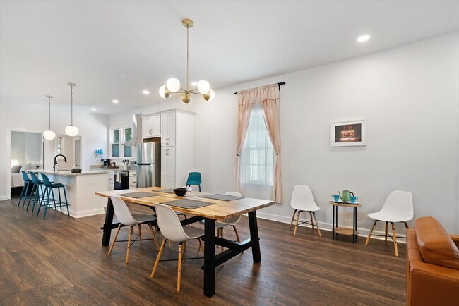 Foto del edificio - Recently updated and fully furnished Midto...
