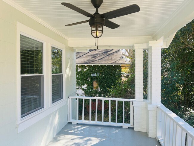 Foto del edificio - Adorable cottage style home with large fenced in backyard near Downtown Lagrange! Must see!