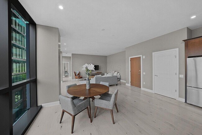 Foto del edificio - 250 W Spring St