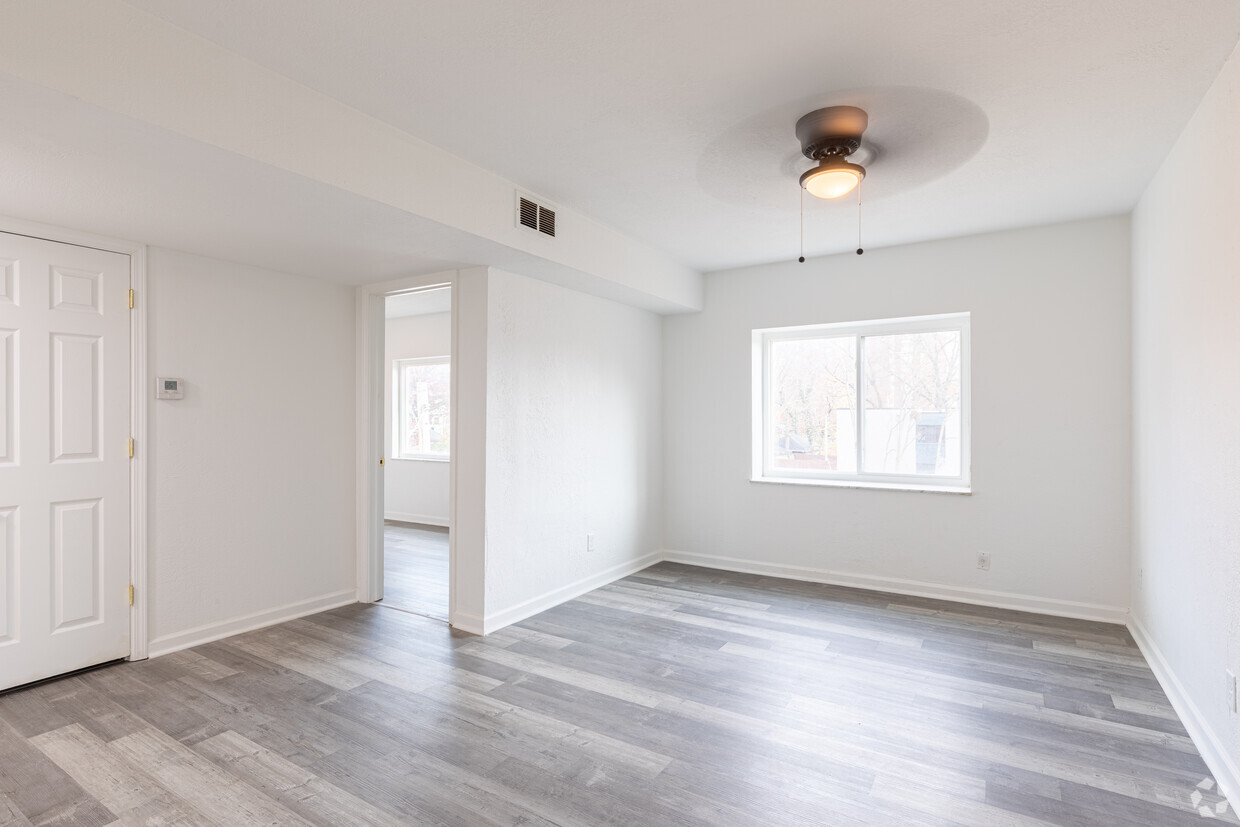 2BR, 2BA - 900SF - 320 Grafton Ave