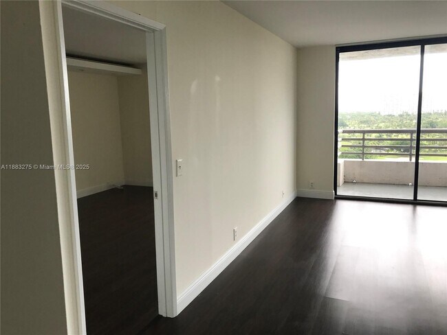 Foto del edificio - 3300 NE 191st St