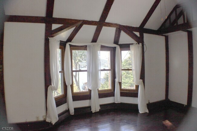 Building Photo - 121 Springbrook Trail