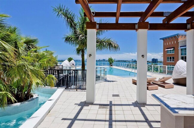 Building Photo - 2020 N Bayshore Dr