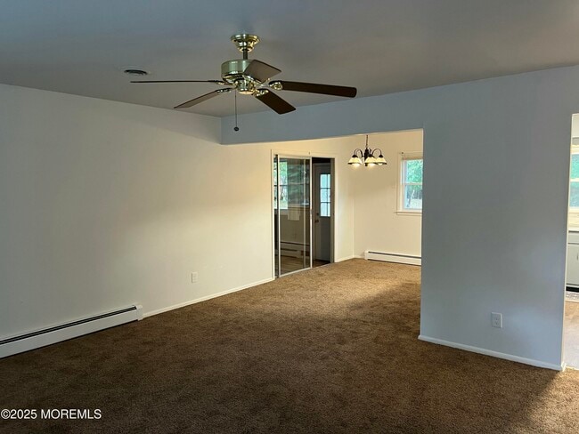 Building Photo - 927 Edgebrook Dr N