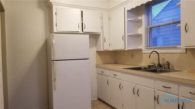 Building Photo - 232 W Gramercy Ave