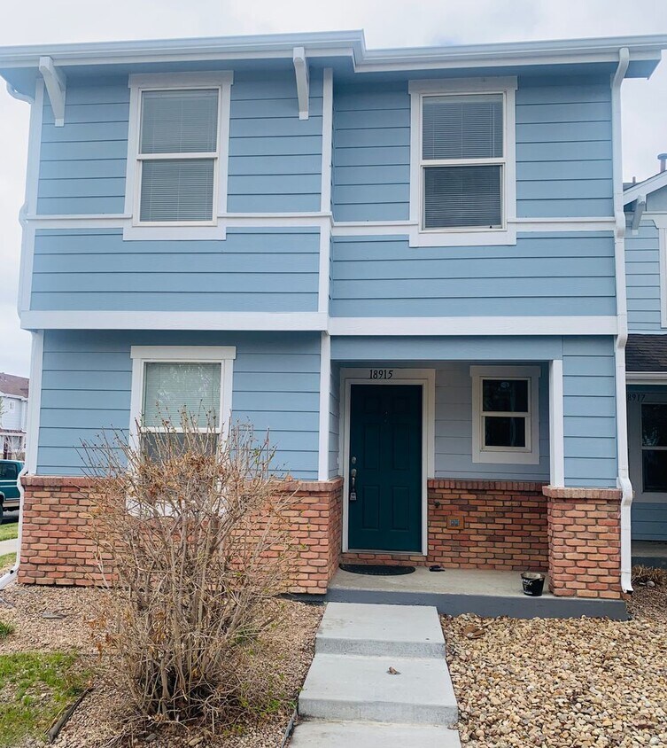 Primary Photo - 3 Bedroom 2 Bathroom Townhome Close to DIA