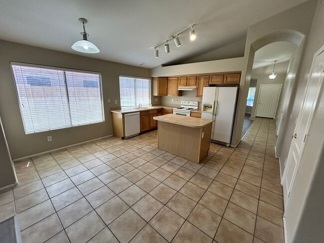 Building Photo - Warm, Inviting 3 Bed / 2bath Home in Canyon Trails with new updated and Flooring!!!