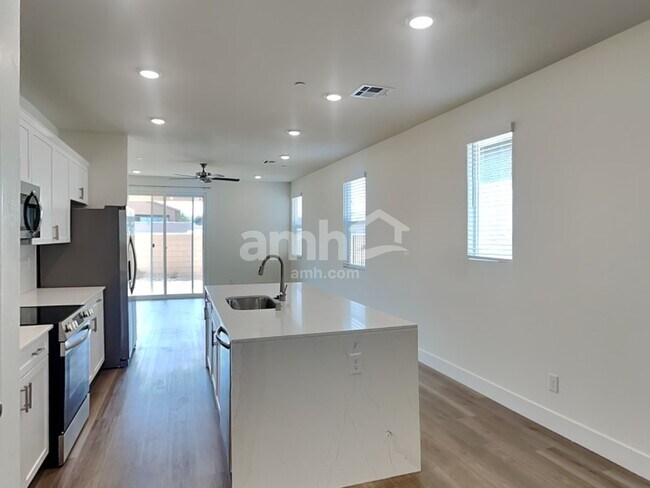 Foto del edificio - 493 Silverbell Fls Pl