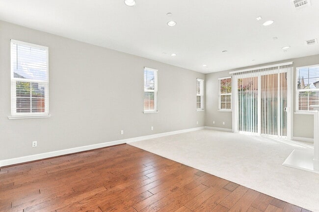 Foto del edificio - 883 Blossom Rock Ln