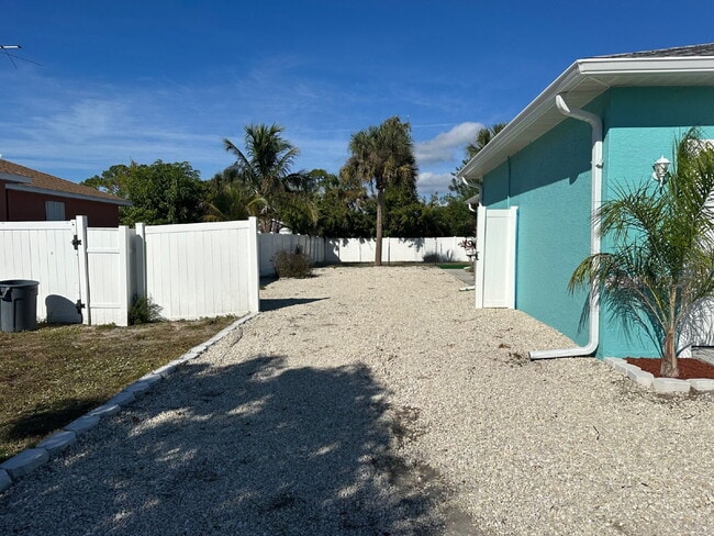 Foto del edificio - "3-Bed home with Granite Touch’s in Port Charlotte!"