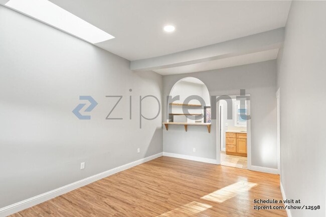 Building Photo - Unit A