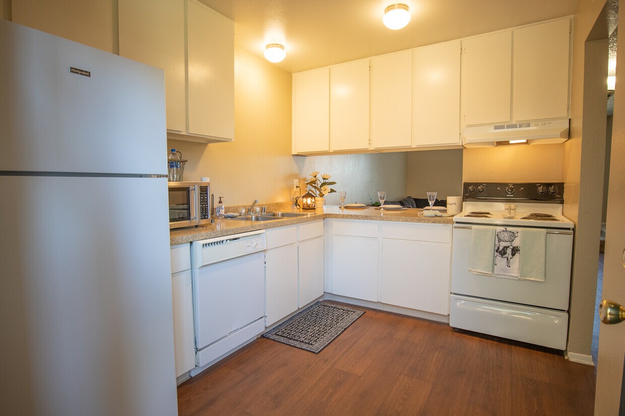 Valley Springs Apartments 400 White Ln Bakersfield, CA