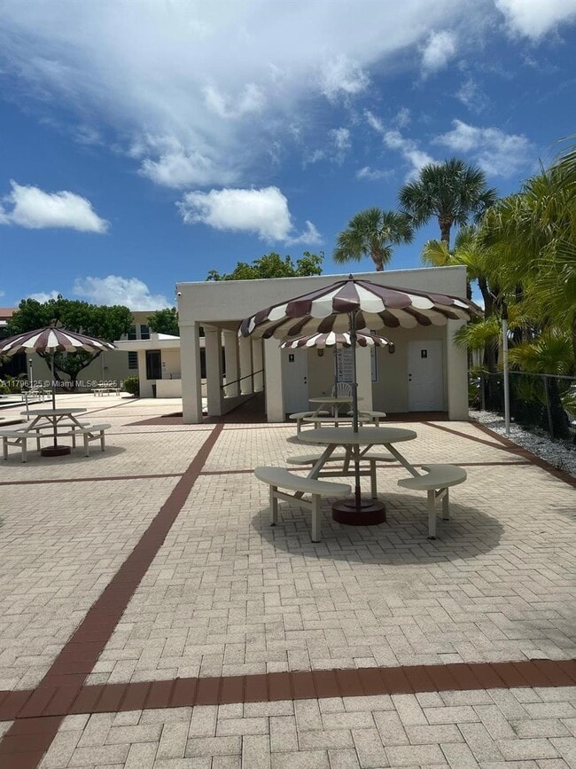 Building Photo - 8870 Fontainebleau Blvd