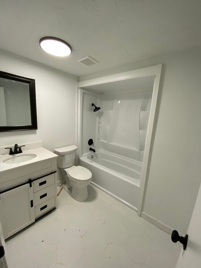 Baño completamente remodelado - 215 Folly Beach Dr