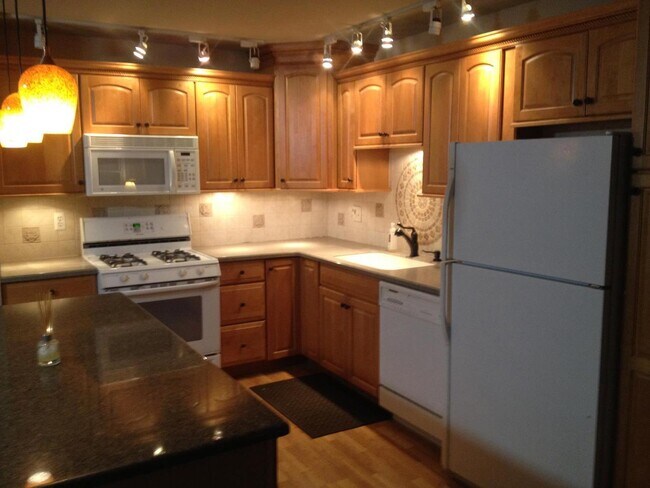 Building Photo - STUNNING 3 BEDROOM HOME IN NOVI !!