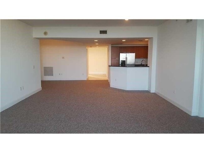 Foto del edificio - 15051 Royal Oaks Ln