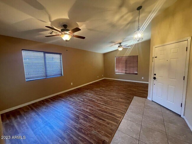 Building Photo - 516 E Wolf Hollow Dr