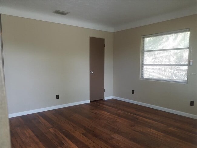 Building Photo - 5853 Pine St