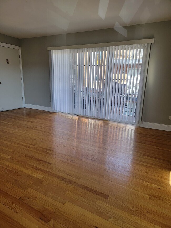 Foto del edificio - 6255 S Mason Ave