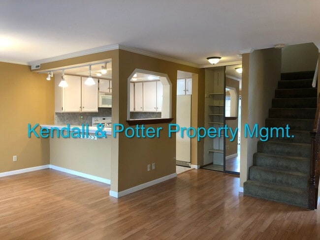 Building Photo - Spacious 3 bed/2.5 bath End Unit Townhome ...