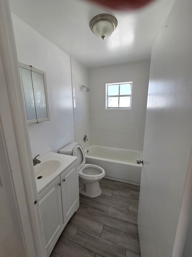 Foto del edificio - 317 W 18th St