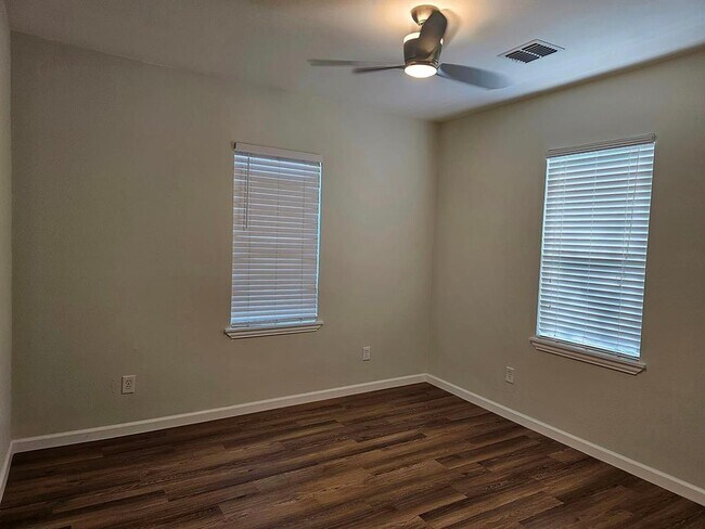 Building Photo - 1918 E 10th St