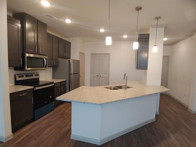 Building Photo - 10905 Eagle Dr