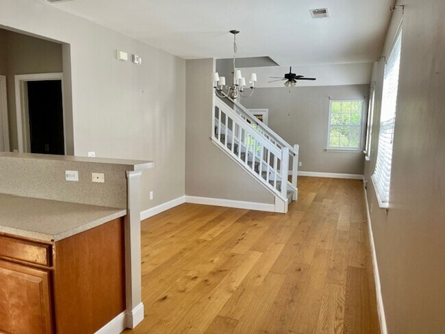 Foto del edificio - Spacious Move In Ready Townhome on Johns I...