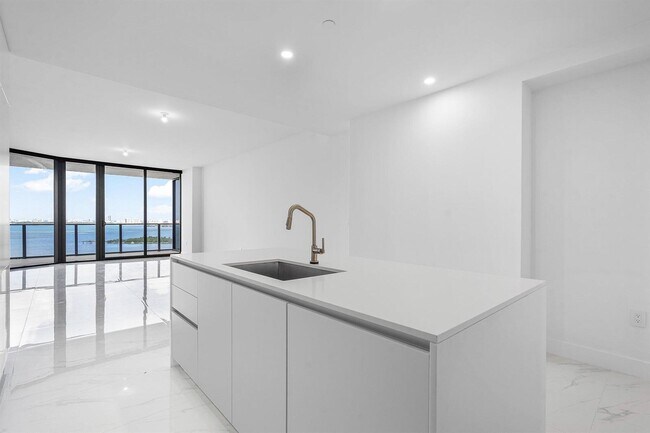 Foto del edificio - 700 NE 24th St