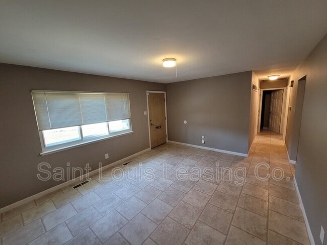 Building Photo - 9 Ville Teresa Ln