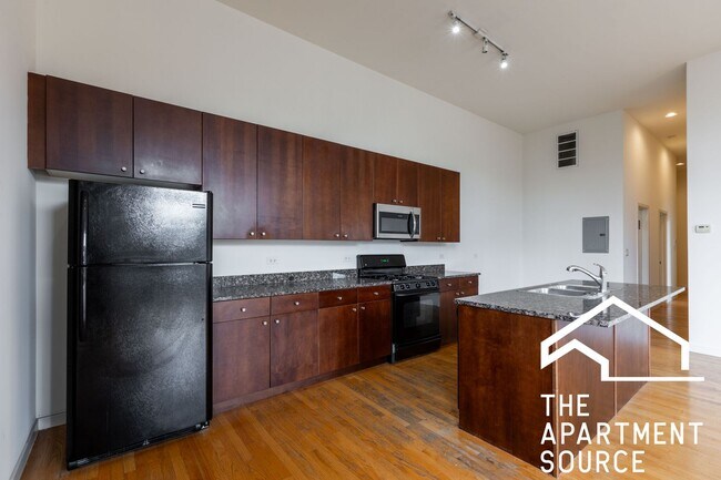 Building Photo - 2401 W North Ave