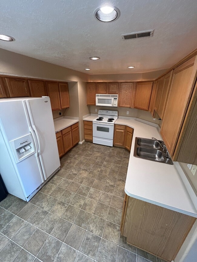 Foto del edificio - 8088 N Ridge Loop W