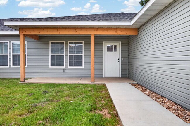 Foto del edificio - BRAND-NEW 4BR/2BA Duplex/Patio home with Garage - Available Now near Hollister, Schools