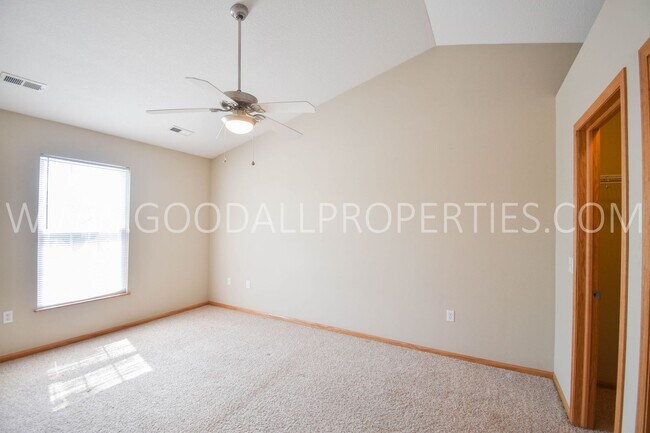 Foto del edificio - 2 Bedroom, 2 1/2 Bath Townhome in Urbandale
