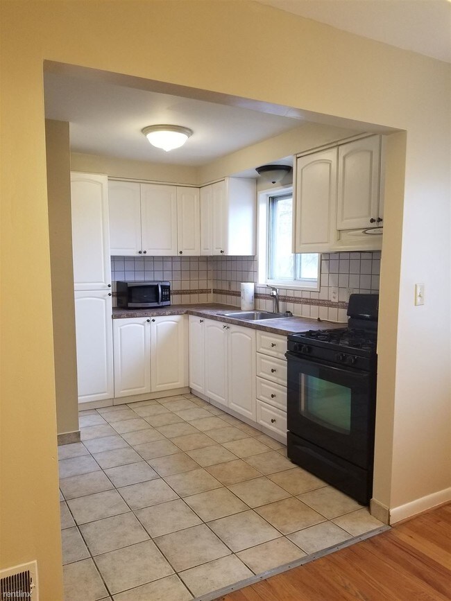Building Photo - 3 br, 1.5 bath  - 6813 Country Ln