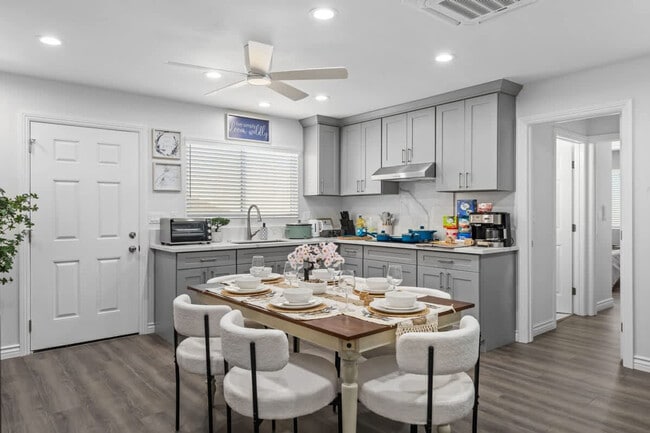 Building Photo - 10983 Parkdale Ave