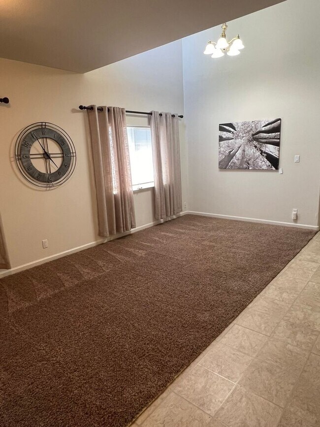 Building Photo - VISTAS - CLOSE TO SHOPPING - 2 MASTERS - R...