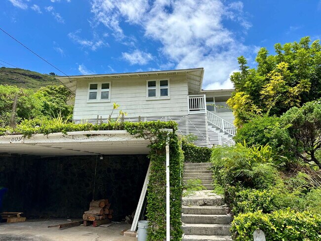 Foto del edificio - Renovated 3BR/2BA Home with Ocean Views – Aina Haina