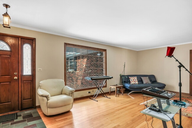 Building Photo - 826 Crestfield Ave