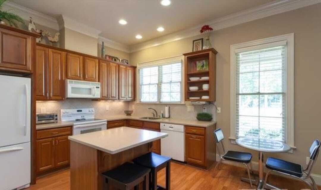 Full Kitchen with island - 5513 Hickory Leaf Dr