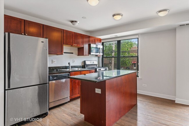 Building Photo - 2545 W Catalpa Ave